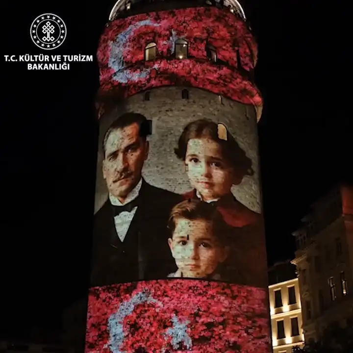 Galata Kulesi’nde düzenlenen özel mapping gösterisinde, Cumhuriyet Müzesi arşivinden alınan Atatürk fotoğraflarının yapay zekâ ile yeniden üretilmiş versiyonları sergilendi. Bu tarihi projeye dijital üretim sürecinde katkı sunmak, kendi sanat anlayışımı Cumhuriyetin mirasıyla buluşturmak benim için unutulmaz bir deneyimdi. İstanbul’un kalbinde, binlerce kişinin izlediği bu anlarda emeğimin bir parçası olması tarifsiz bir gururdu.