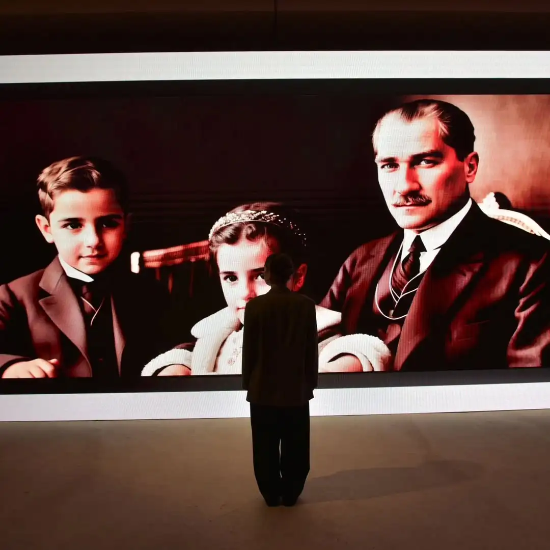 Cumhuriyetimizin 100. yılına özel çok anlamlı bir projede yer alma fırsatım oldu. T.C. Kültür ve Turizm Bakanlığı desteğiyle, Cumhuriyet Müzesi arşivinden seçilen tarihi fotoğrafları yapay zekâ ile yeniden yorumladık. Bu özel sergi, 17–27 Nisan 2023 tarihlerinde Ankara’da Sığınak Sanat ve Teknoloji Alanı’nda sanatseverlerle buluştu. Yapay zekâ uzmanı olarak eşim Merve Nur Düzdağ ile birlikte çalışmak ve bu projeye dijital sanat aracılığıyla katkı sunmak benim için gerçekten gurur vericiydi.