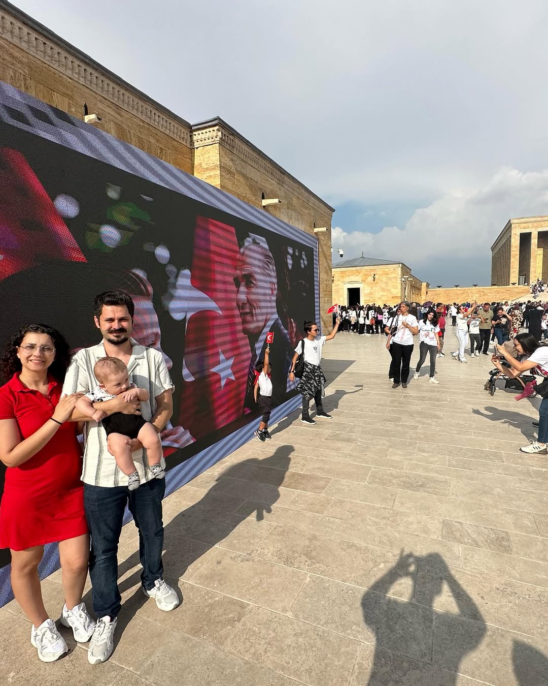 Sanat yolculuğumun belki de en anlamlı adımlarından biriydi… Atatürk'ün ebedî istirahatgâhı olan Anıtkabir’de eserlerimin sergilenmesi, kelimelerle tarif edemeyeceğim kadar büyük bir onurdu. Yapay zekâ destekli çalışmalarımın bu kadar özel bir mekânda, Cumhuriyetimizin değerleriyle buluşması hem sorumluluk hem de gurur duygusunu birlikte getirdi.